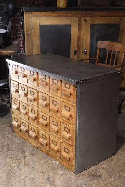 meuble  de metier ancien en bois clair dessus en zinc